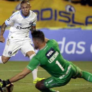  Everton of Brazils Gremio eyes the ball while scoring against Argentinas Rosario Central during their Copa Libertadores football match at Gigante de Arroyito stadium in Rosario, Argentina, on March 06, 2019. (Photo by HECTOR RIO / AFP)Editoria: SPOLocal: RosarioIndexador: HECTOR RIOSecao: soccerFonte: AFPFotógrafo: STR