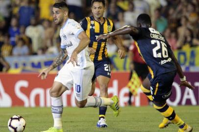  Oscar Cabezas (R) of Argentinas Rosario Central, vies for the ball with Felipe Vizeu (L), of Brazils Gremio, during their Copa Libertadores football match at Gigante de Arroyito stadium, in Rosario, Argentina, on March 6, 2019. (Photo by HECTOR RIO / AFP)Editoria: SPOLocal: RosarioIndexador: HECTOR RIOSecao: soccerFonte: AFPFotógrafo: STR