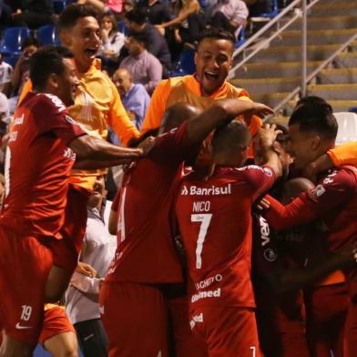 Jogadores do Inter comemoram gol contra o Palestino