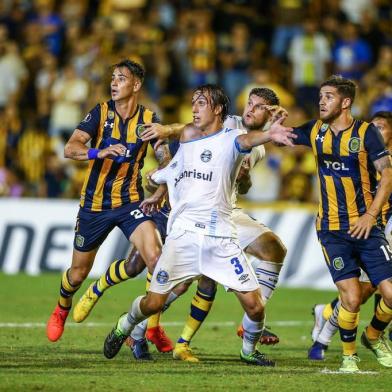 Gremio x Rosario CentralRS - FUTEBOL/CONMEBOL LIBERTADORES 2019/GREMIO X ROSARIO CENTRAL- ESPORTES - Lance da partida entre Gremio e Rosari Central disputada na noite desta terca-feira, no Estadio Gigante de Arroyito, valida pela  Conmebol Libertadores 2019. FOTO: LUCAS UEBEL/GREMIO FBPAEditoria: SPOIndexador: Lucas UebelSecao: futebolFonte: Gremio.netFotógrafo: Gremio x Rosario Central