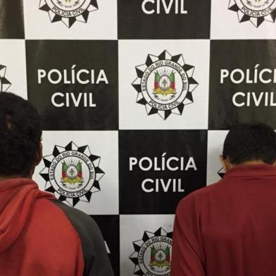 A Polícia Civil de Caxias do Sul prendeu, na quarta-feira (6), dois suspeitos do latrocínio de Darci Alves de Brito, 68 anos. O crime ocorreu na tarde de terça-feira na Avenida Salgado Filho, nos fundos do Aeroporto Regional Hugo Cantergiani. Os presos têm 22 e 31 anos. Os nomes não foram divulgados pela polícia. 