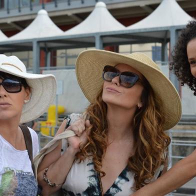 Cena da comédia S.O.S: Mulheres ao Mar. Na foto, Fabiula Nascimento, Giovanna Antonelli e Thalita Carauta