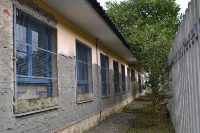 As obras na Escola de Educação Infantil Planalto Rio Branco, no bairro Charqueadas, iniciaram na quarta-feira (6), após a assinatura de ordem de início pelo prefeito Daniel Guerra. A melhoria iniciou em 2016, mas foi interrompida por conta da reformulação do projeto. Em vista disso, desde 2017, as atividades ocorrem  em um prédio da prefeitura no bairro Bom Pastor. 