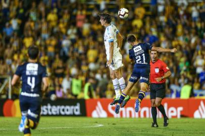 Lance de Pedro Geromel diante do confronto do Grêmio contra o Rosario Central pela fase de grupos da Libertadores