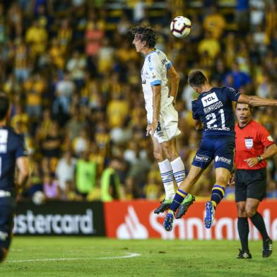 Lance de Pedro Geromel diante do confronto do Grêmio contra o Rosario Central pela fase de grupos da Libertadores