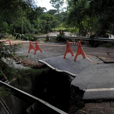 CAXIAS DO SUL, RS, BRASIL, 07/03/2019Estragos causados pela chuva forte na última noite da Serra Gaúcha. Ponte de asfalto em São José da Sexta Légua(Lucas Amorelli/Agência RBS)