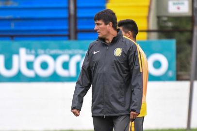 José Chamot, técnico do Libertad, que enfrentará o Grêmio na Libertadores, Na foto, nos tempos de interino no Rosario Central