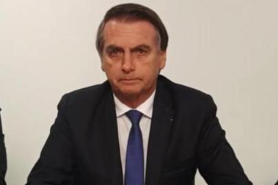 Presidente Jair Bolsonaro faz transmissão ao vivo no Facebook ao lado do porta-voz Rêgo Barros e do ministro Augusto Heleno. Foto: Facebook/Reprodução