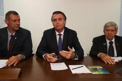 Presidente Jair Bolsonaro faz transmissão ao vivo no Facebook ao lado do porta-voz Rêgo Barros e do ministro Augusto Heleno. Foto: Facebook/Reprodução