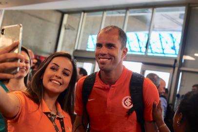 Marcelo Lomba no desembarque do Inter em Porto Alegre