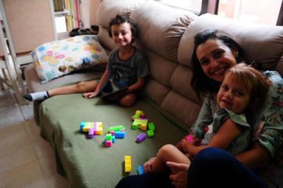  CAXIAS DO SUL, RS, BRASIL 07/03/2019Michele Bonato, mãe do Vicente e da Aurora largou o emprego para cuidar dos filhos. Trabalhava como fisioterapeuta e administradora. Matéria especial do dia da Mulher (Felipe Nyland/Agência RBS)