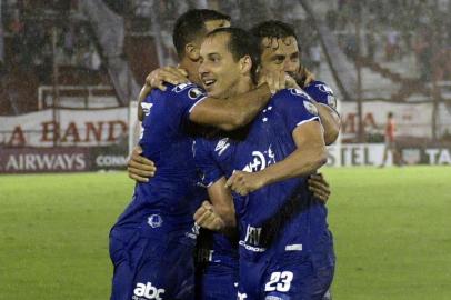  Brazils Cruzeiro midfielder Rodriguinho (C) celebrates with teammates after scoring a goal against Argentinas Huracan, during the Copa Libertadores group B football match at Tomas Duco stadium in Buenos Aires, Argentina, on March 7, 2019. (Photo by JUAN MABROMATA / AFP)Editoria: SPOLocal: Buenos AiresIndexador: JUAN MABROMATASecao: soccerFonte: AFPFotógrafo: STF