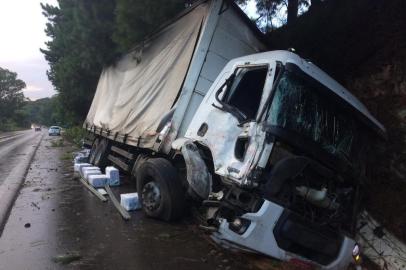 Acidente na RSC-453 envolveu ônibus e caminhão. 