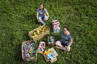  ANTÔNIO PRADO, RS, BRASIL, 07/01/2019: A professora Carina Gambin (de óculos) e a engenheira ambiental Grasiela Scudiero criaram o grupo Amigos de Antônio Prado, que recicla diferentes tipos de material e repassa os valores a instituições carentes da cidade. (CAMILA DOMINGUES/AGÊNCIA RBS)Indexador: Isadora Neumann