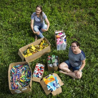  ANTÔNIO PRADO, RS, BRASIL, 07/01/2019: A professora Carina Gambin (de óculos) e a engenheira ambiental Grasiela Scudiero criaram o grupo Amigos de Antônio Prado, que recicla diferentes tipos de material e repassa os valores a instituições carentes da cidade. (CAMILA DOMINGUES/AGÊNCIA RBS)Indexador: Isadora Neumann