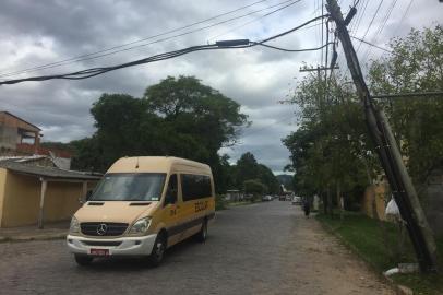  PORTO ALEGRE, RS, BRASIL, 08/03/2019- Poste inclinado perto de escola assusta pais e moradores na Restinga. (FOTOGRAFO: FERNANDO GOMES / AGENCIA RBS)