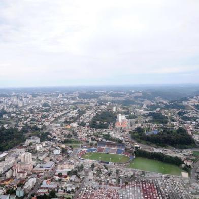 CAXIAS DO SUL, RS, BRASIL (06/03/2019)Um helicóptero realiza, a partir dos Pavilhões, voos panorâmicos sobre o Parque de Eventos. A empresa Tri táxi Aéreo também oferece a possiblidade de visitar vinícolas da região como a vinícola Luiz Argenta e conehcer um pouco mais sobre a produção de vinho na Serra. (Antonio Valiente/Agência RBS)