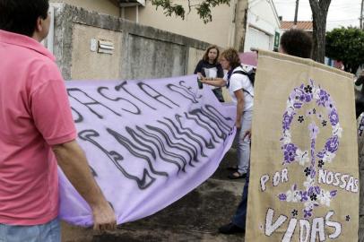 CAMPINAS, SP 28.02.2019-POLICIA/PROTESTO-Um grupo mulheres se reuniu no inicio da tarde desta quinta-feira (28) em frente Ã  2Âª Delegacia de Defesa da Mulher (DDM), em Campinas (SP), durante a inauguraÃ§Ã£o do serviÃ§o de atendimento 24 horas. Elas levavam cartazes, um caixÃ£o e faixas em manifestaÃ§Ã£o contra os Ãºltimos casos de feminicÃ­dio registrados na cidade e pela ampliaÃ§Ã£o do atendimento 24 horas em todo estado.Lembraram tambem o caso da comerciante que teve o corpo queimado pelo ex-companheiro na Ãºltima quarta-feira (27) em Campinas e que morreu durante a madrugada. (Foto: Denny Cesare/Codigo19) 