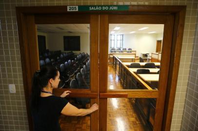  TRÊS PASSOS, RS, BRASIL, 06.03.2019. Ambiental da cidade de Três Passos, na semana que antecede o julgamento do Caso Bernardo. Sua madrasta Graciele Ugolini, seu pai Bernardo Boldrini e a assistente social Edelvânia Wirganovicz são acusados do assasinato de Bernardo Uglione Boldrini, ocorrido em 2014. Na foto- sala do juri.(FOTOGRAFO: LAURO ALVES / AGENCIA RBS)