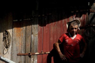  FARIA LEMOS, RS, BRASIL, 28/02/2019O agricultor Marcelo, ficou 4 dias sem energia elétrica e acabou perdendo alimentos em seu freezer. Isso acontece com outros moradores da região. (Lucas Amorelli/Agência RBS)