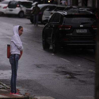  CAXIAS DO SUL, RS, BRASIL, 25/02/2019 - Segunda feira em Caxias teve chuva e queda de temperatura. A tarde, os termômetros marcaram 15 garaus. (Marcelo Casagrande/Agência RBS)