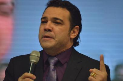  CAMBORIÚ,SC,BRASIL,29/04/2013: Pastor Marco Feliciano pregando no domingo a noite durante o Congresso Nacional dos Gideões em Camboriú.