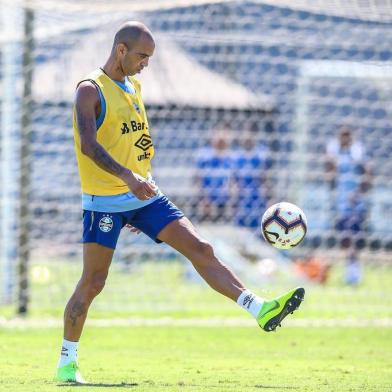 O atacante Diego Tardelli participa de treino do Grêmio no CT Luiz Carvalho.