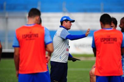 BENTO GONÇALVESL, RS, BRASIL, 14/02/2019. Treino do Esportivo no estádio Montanha dos Vinhedos. O Esportivo se prepara para disputar a Divisão de Acesso do Campeonato Gaúcho. Na foto, técnico Carlos Moraes. (Porthus Junior/Agência RBS)