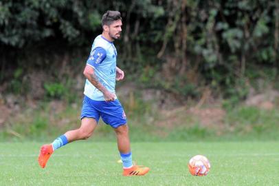  CAXIAS DO SUL, RS, BRASIL 08/03/2019Treino do SER Caxias antes do Clássico Ca-Juválido pelo Gauchão 2019. Na foto: Meia Rafael Gava (Felipe Nyland/Agência RBS)