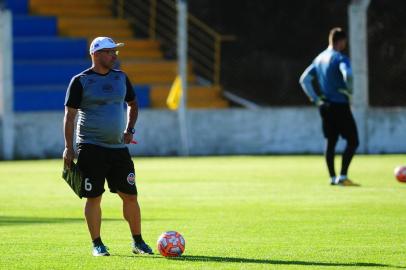  VERANÓPOLIS, RS, BRASIL, 21/02/2019. Treino do Veranópolis no estádio Antônio David Farina. O VEC tenta fugir do rebaixamento da série A do Campeonato Gaúcho (Gauchão 2019). Na foto, técnico Hélio Vieira. (Porthus Junior/Agência RBS)