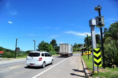  CAXIAS DO SUL, RS, BRASIL, 22/11/2018. Novos pardais foram instalados ao longo da BR-116 em Caxias do Sul. Eles podem ser vistos junto as lombadas eletrônicas que já se encontram na rodovia. Na foto, pardal localizado no Km 154, próximo do entroncamento com a avenida São Leopoldo. (Porthus Junior/Agência RBS)