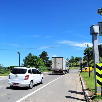  CAXIAS DO SUL, RS, BRASIL, 22/11/2018. Novos pardais foram instalados ao longo da BR-116 em Caxias do Sul. Eles podem ser vistos junto as lombadas eletrônicas que já se encontram na rodovia. Na foto, pardal localizado no Km 154, próximo do entroncamento com a avenida São Leopoldo. (Porthus Junior/Agência RBS)