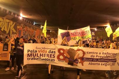  Sob chuva, milhares de mulheres marcharam pelas ruas de Porto Alegre no início da noite desta sexta-feira (8), em um protesto que marca o Dia Internacional da Mulher. A manifestação, convocada por grupos feministas e entidades sindicais, foi organizada pelo movimento 8 de Março Unificado PoA.