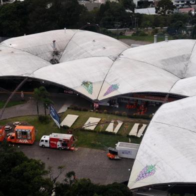 CAXIAS DO SUL, RS, BRASIL (06/03/2019)Um helicóptero realiza, a partir dos Pavilhões, voos panorâmicos sobre o Parque de Eventos. A empresa Tri táxi Aéreo também oferece a possiblidade de visitar vinícolas da região como a vinícola Luiz Argenta e conehcer um pouco mais sobre a produção de vinho na Serra. (Antonio Valiente/Agência RBS)