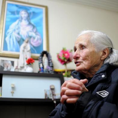  CAXIAS DO SUL, RS, BRASIL 15/06/2016Dona Ivone Mazzochi Bachi, mãe de Tite, comemora a ida do filho para a Seleção Brasileira. (Felipe Nyland/Agência RBS)