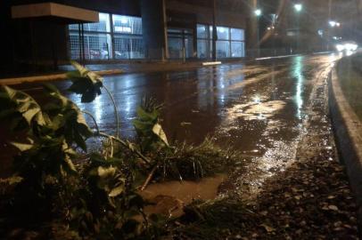 Buraco causa transtornos na Perimetral Oeste, em Caxias.