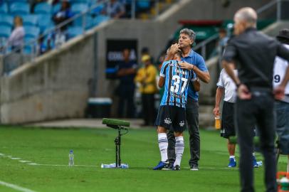 Grêmio vence o São José por 3 a 0. No lance, o técnico Renato Portaluppi abraça o estreante Darlan