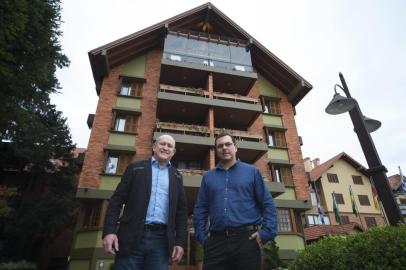 Sócios do Laghetto, Plínio Ghisleni e Ronald Spieker, na frente do primeiro hotel da rede, em Gramado