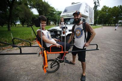  PORTO ALEGRE, RS, BRASIL, 08.03.2019. Casal de montanhistas com uma história de superação passou por Porto Alegre. Juliana e Guilherme, acostumados com aventura, tiveram de se adaptar no momento em que ela se tornou cadeirante. Uma cadeira foi adaptada para ela continuar viajando. Com isso, eles criaram o projeto Montanha para Todos, pelo qual planejam viajar por quatro anos por Américas, Europa, África, Ásia e Oceania. O principal objetivo é curtir o filho,  Benjamin, conhecer pessoas e lugares e estimular a esposa a ficar a cada dia mais independente nas atividades do dia a dia. Há projeto de um livro, um filme e de uma ONG, o Instituto Montanha para Todos.