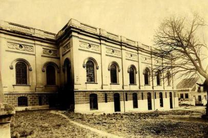  Com o objetivo de comemorar o aniversário da entidade, criada no dia 8 de março de 1906, a equipe do Arquivo Público do Estado do Rio Grande do Sul (APERS), organizou a Exposição Conjunto Arquitetônico no Tempo e a Utilização de seus Espaços 