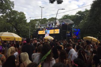 O clima ameno renovou a energia dos foliões de Porto Alegre para aproveitar mais um domingo de samba na Cidade Baixa. Três blocos colocaram o povo para dançar desde o início da tarde: Panteras do Samba, Ziriguidum e Bloco do Isopor, que se revezaram das 12h às 21h na Praça Garibaldi. No repertório, marchinhas, clássicos de Clara Nunes, Cartola e Zeca Pagodinho, versões mais aceleradas de hits de Tim Maia e Jorge Benjor, além de funk, axé e forró.