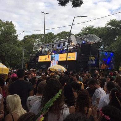 O clima ameno renovou a energia dos foliões de Porto Alegre para aproveitar mais um domingo de samba na Cidade Baixa. Três blocos colocaram o povo para dançar desde o início da tarde: Panteras do Samba, Ziriguidum e Bloco do Isopor, que se revezaram das 12h às 21h na Praça Garibaldi. No repertório, marchinhas, clássicos de Clara Nunes, Cartola e Zeca Pagodinho, versões mais aceleradas de hits de Tim Maia e Jorge Benjor, além de funk, axé e forró.