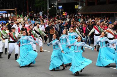  CAXIAS DO SUL, RS, BRASIL, 10/03/2019. Últimdo Desfile Artístico da Festa da Uva 2019 que acontece  na rua Sinimbu e termina na Praça Dante Alighieri. (Porthus Junior/Agência RBS)