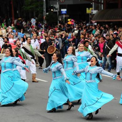  CAXIAS DO SUL, RS, BRASIL, 10/03/2019. Últimdo Desfile Artístico da Festa da Uva 2019 que acontece  na rua Sinimbu e termina na Praça Dante Alighieri. (Porthus Junior/Agência RBS)