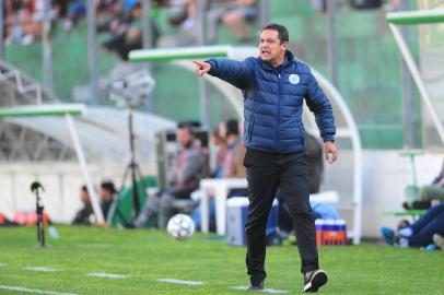 CAXIAS DO SUL,RS, BRASIL, 08/09/2018. Juventude x São Bento, jogo válido pela 26ª rodada da Série B do Campeonato Brasileiro e realizado no estádio Alfredo Jaconi. Na foto, técnico do São Bento, Marquinhos Santos. (Porthus Junior/Agência RBS)