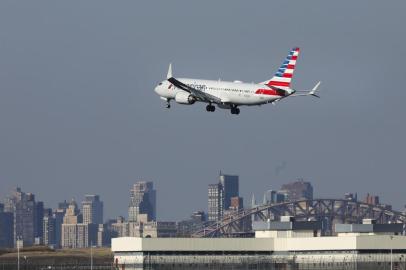 Boeing 737 MAX 8 Planes Face Renewed Scrutiny After Second Crash In 5 MonthsNEW YORK, NY - MARCH 11: An American Airlines Boeing 737 Max 8, on a flight from Miami to New York City, comes in for landing at LaGuardia Airport on Monday morning, March 11, 2019 in the Queens borough of New York City. Boeing's stock dropped more than 12 percent at the open on Monday, a day after a second deadly crash involving the Boeing 737 Max 8, the newest version of its most popular jetliner.  Drew Angerer/Getty Images/AFPEditoria: HUMLocal: New YorkIndexador: Drew AngererSecao: TransportFonte: GETTY IMAGES NORTH AMERICAFotógrafo: STF