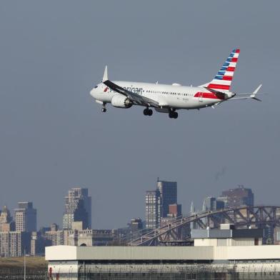 Boeing 737 MAX 8 Planes Face Renewed Scrutiny After Second Crash In 5 MonthsNEW YORK, NY - MARCH 11: An American Airlines Boeing 737 Max 8, on a flight from Miami to New York City, comes in for landing at LaGuardia Airport on Monday morning, March 11, 2019 in the Queens borough of New York City. Boeings stock dropped more than 12 percent at the open on Monday, a day after a second deadly crash involving the Boeing 737 Max 8, the newest version of its most popular jetliner.  Drew Angerer/Getty Images/AFPEditoria: HUMLocal: New YorkIndexador: Drew AngererSecao: TransportFonte: GETTY IMAGES NORTH AMERICAFotógrafo: STF