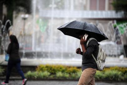  CAXIAS DO SUL, RS, BRASIL Chuva e frio nas ruas de Caxias do Sul em pleno março. (Felipe Nyland/Agência RBS)