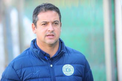 CAXIAS DO SUL,RS, BRASIL, 08/09/2018. Juventude x São Bento, jogo válido pela 26ª rodada da Série B do Campeonato Brasileiro e realizado no estádio Alfredo Jaconi. Na foto, técnico do São Bento, Marquinhos Santos. (Porthus Junior/Agência RBS)