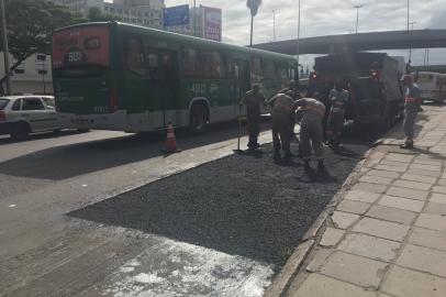 Serviço de fresagem do asfalto bloqueia uma faixa da Rua da Conceição, no paradão de ônibus em frente à rodoviária, na região central de Porto Alegre